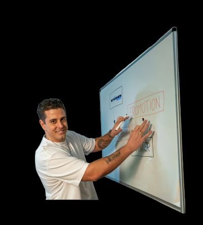 Lars erklärt Studienwege am Whiteboard, Bachelor, Master und Promotion